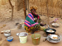 Afrikansk kvinna lagar mat